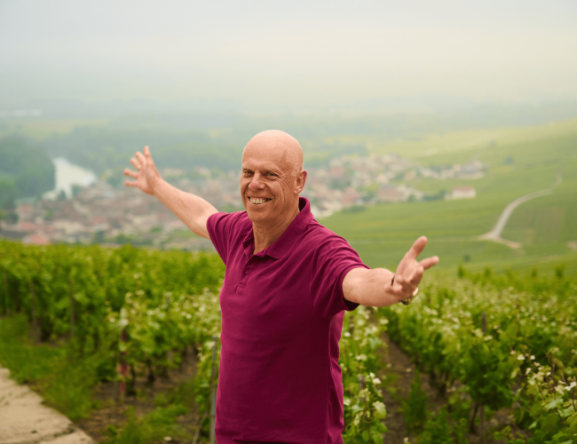 Man opening his arms in welcome
