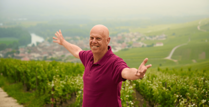 Man opening his arms in welcome